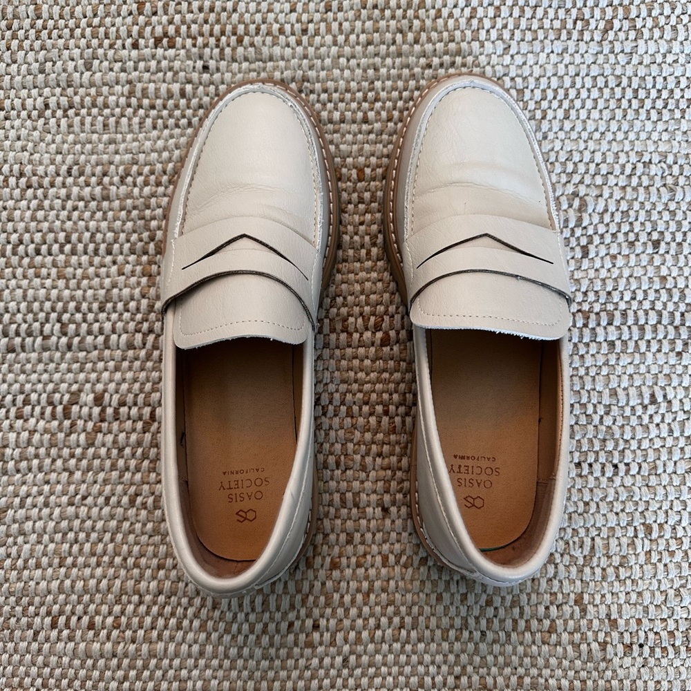 Oasis Society Women's Cream Loafers